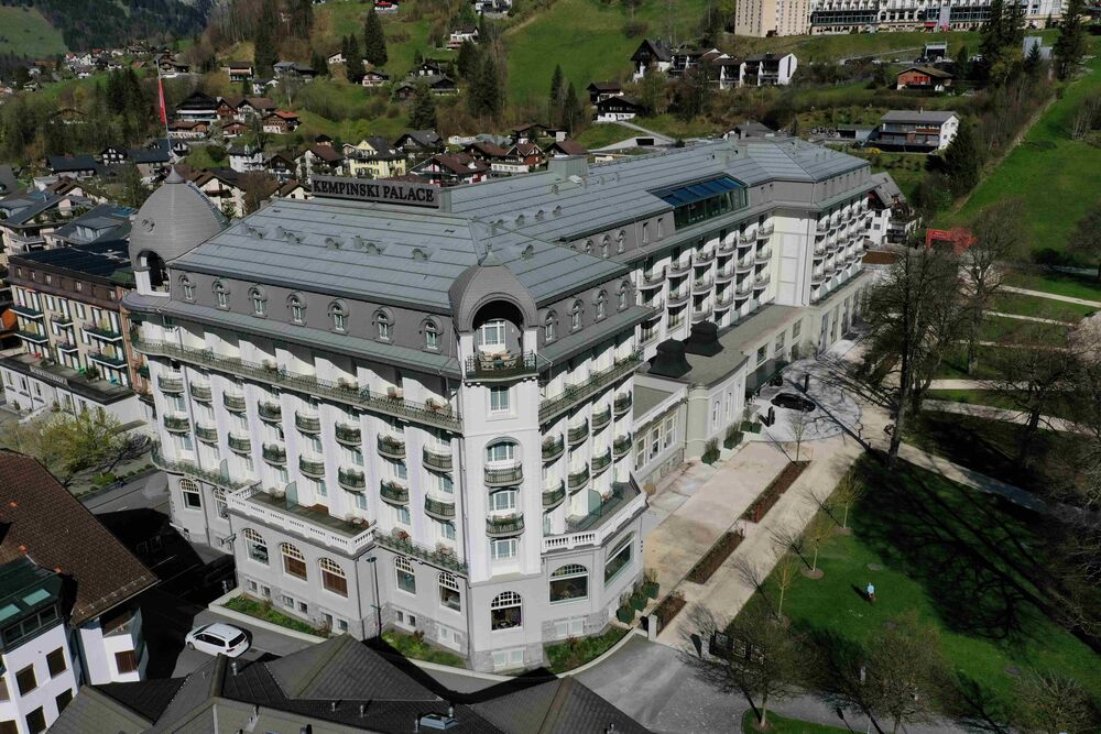 Das Mansardendach vereint das historische Hotel mit der Erweiterung. (Bild: Stephan Muntwyler, VDSS)